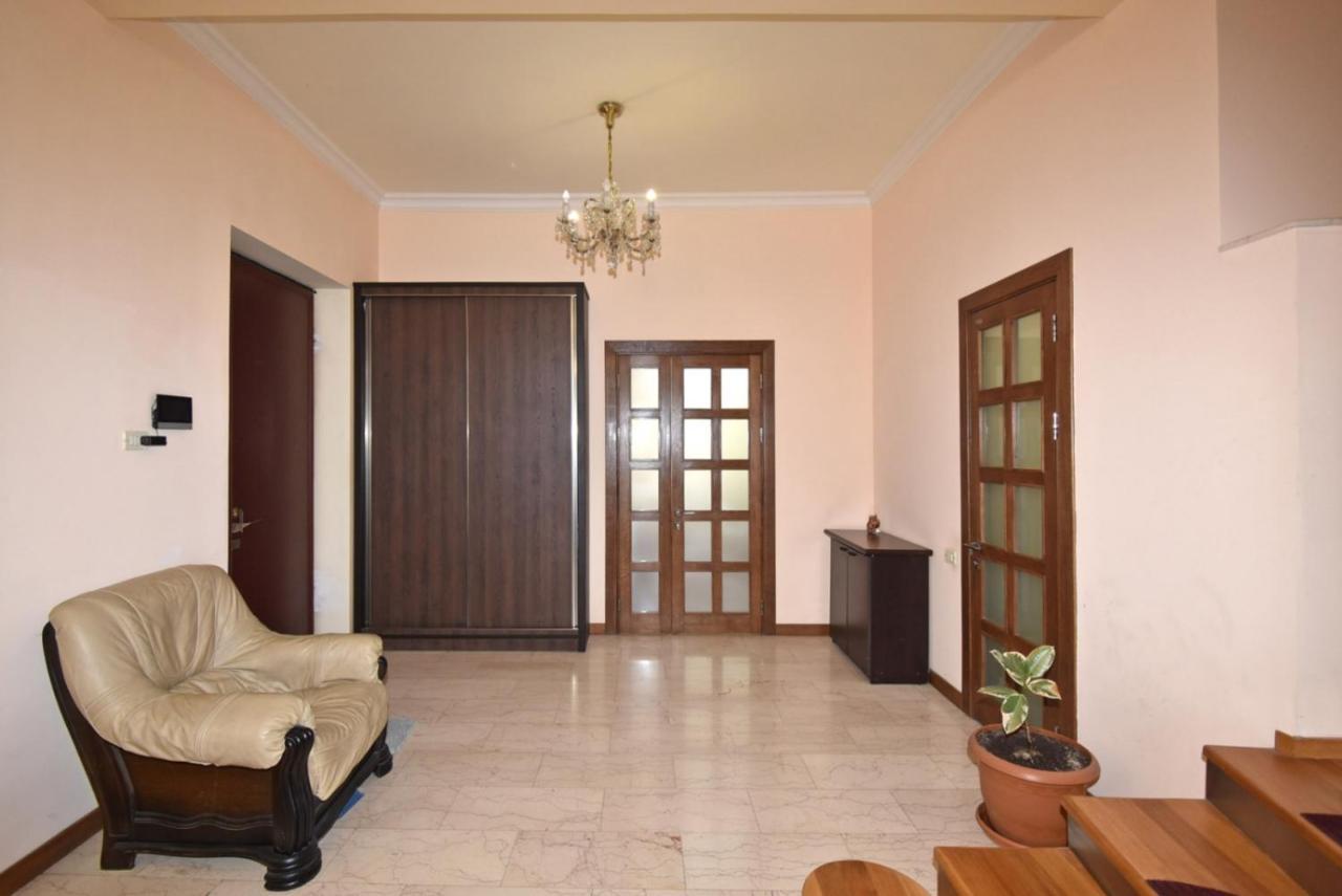 Homestay At City Center Yerevan Exterior photo